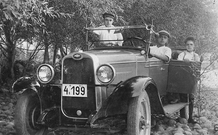 Стари фотографии на Кавадарци-Првиот автомобил