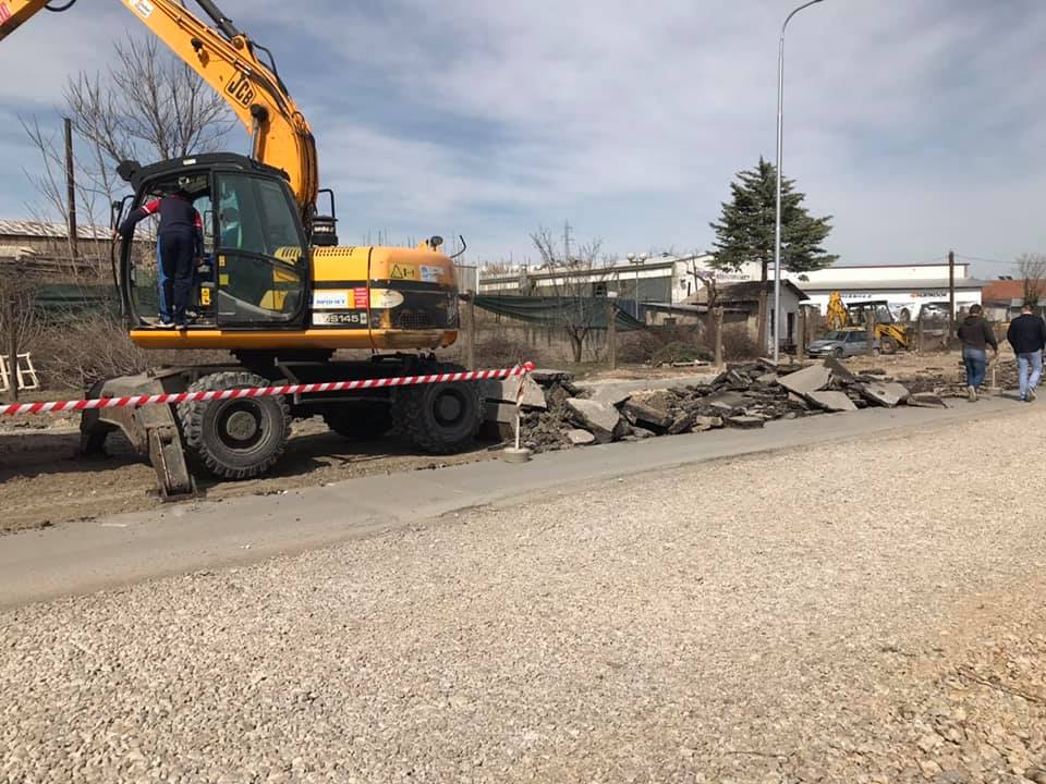 Фотo/ Општина Кавадарци ја подготвува „Западен булевар„(обиколница) за асфалтирање