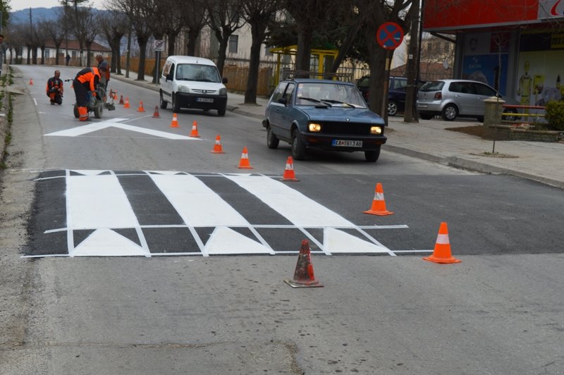 Општина Кавадарци / Обележување на новите  „зебри“ пред училиштата