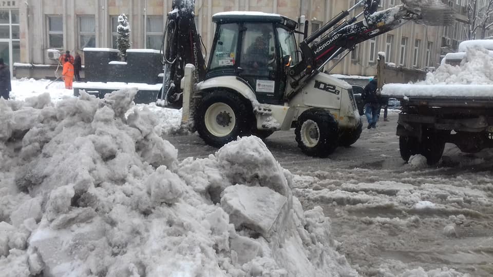 ФОТО /Снег во Кавадарци / Брзо и ефикасно справување