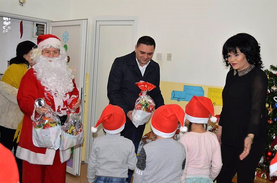 /Видео/ Подароци на градоначалникот Јанчев за децата од градинката „Рада Поцева“