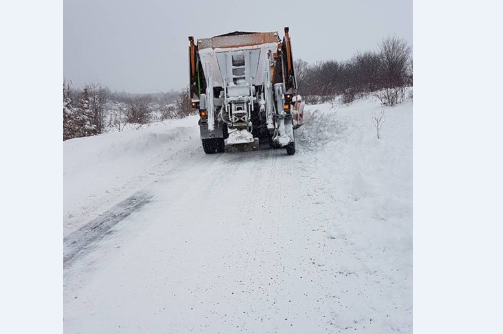 /Фото/ Зимската служба  се справува со снегот во Општината