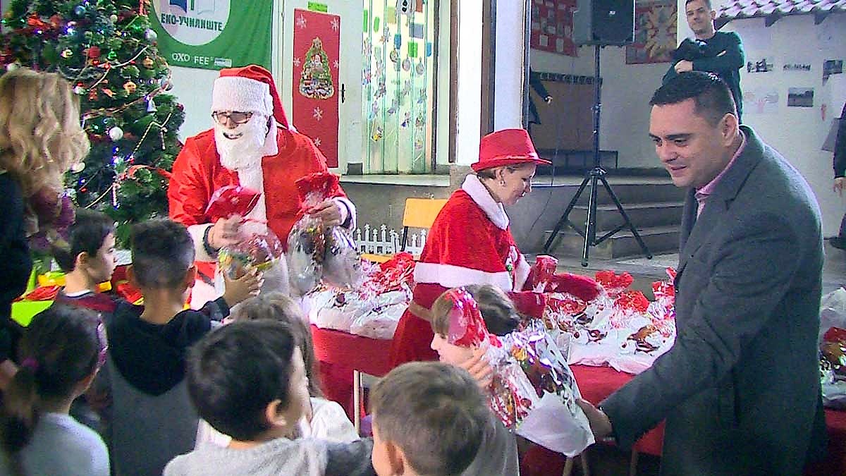 /Видео/ Градоначалникот и Дедо Мраз меѓу учениците
