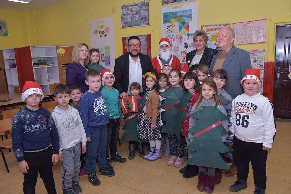 Демир Капија / Градоначалникот  со Дедо Мраз на учениците им подели новогодишни пакетчиња 