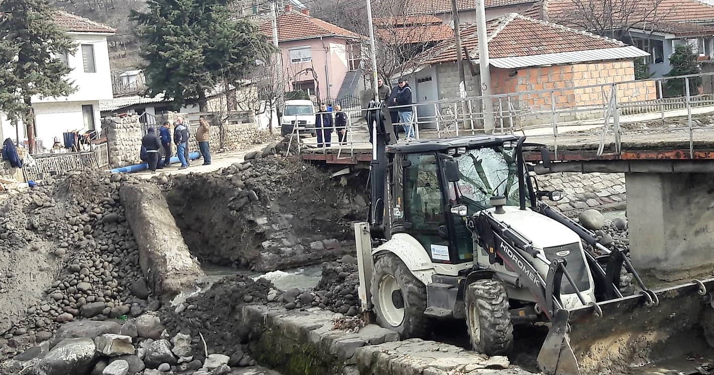 / Фото /ЈП Комуналец / Премостување на водоводната линија во село Ваташа