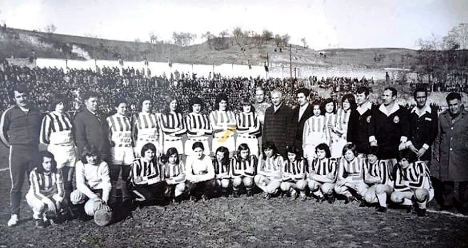 Стари фотографии на Кавадарци-Женски фудбал на Градски 1974-година 