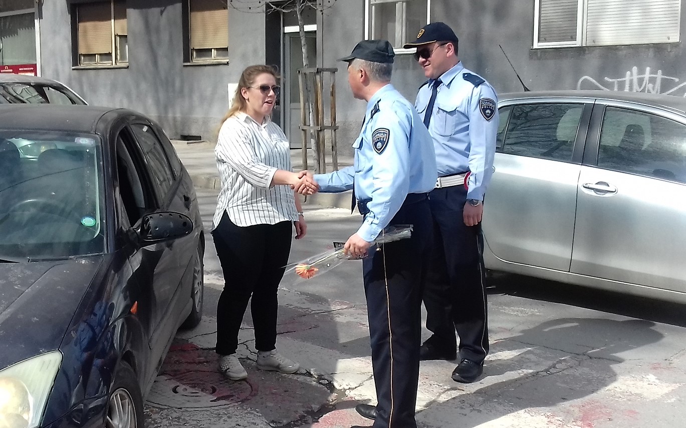 (Видео) Со цвеќе и едукативен флаер за внимателно возење без консулмирање на алкохол