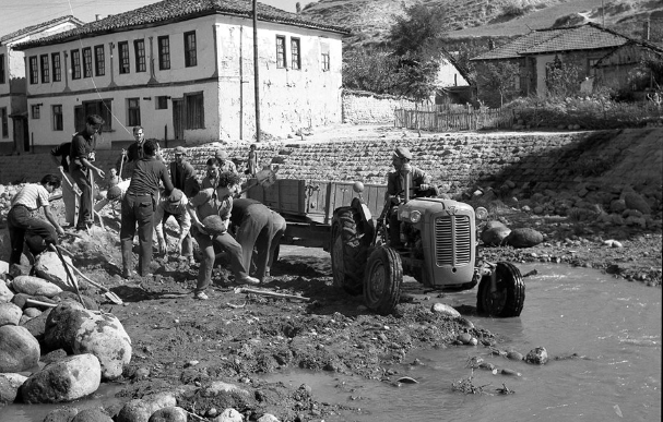 Стари фотографии на Кавадарци- Уредување на коритото на „Луда Мара„ во село Ваташа