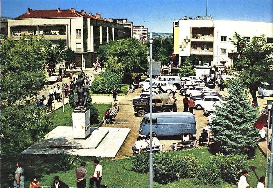 Стари фотографии на Кавадарци-Плоштадот-паркиралиште !?...