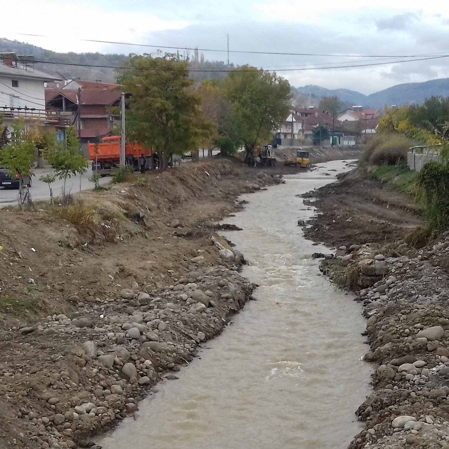 Тешка механизација во акција на реката