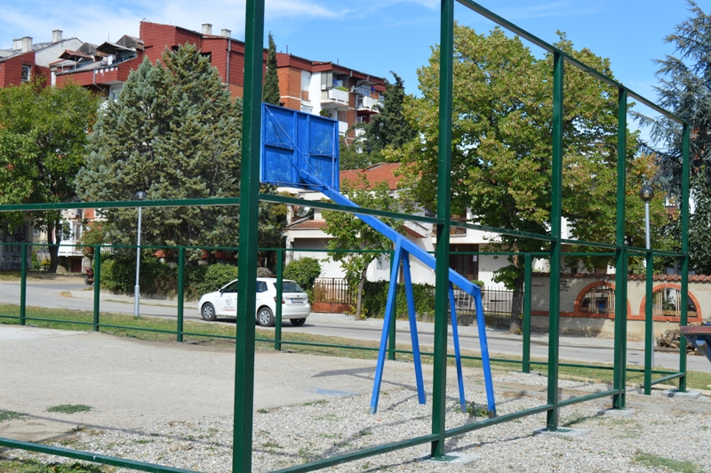 Локална самоуправа Кавадарци / Оградување на игралиште на бул.„Кочо Рацин“