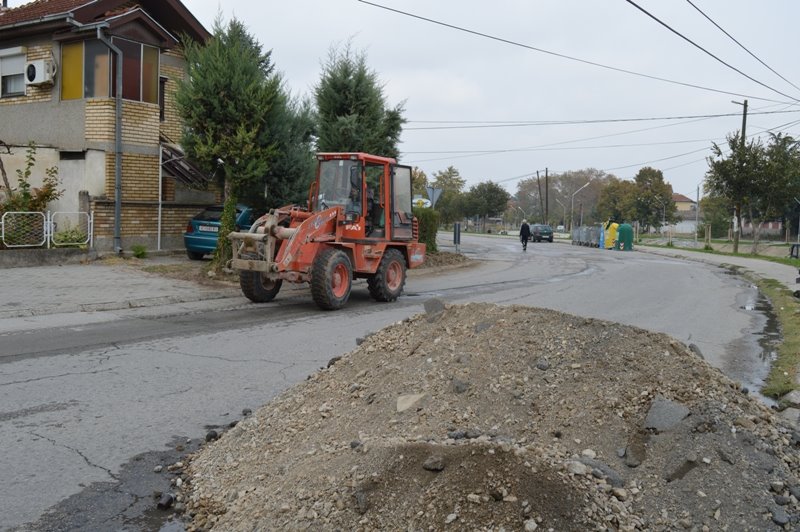 Локална самoуправа Кавадaрци / Тротоар на „Браќа Џунови“