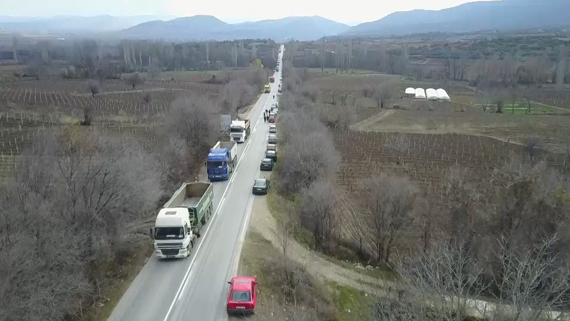 (Видео) Втор ден на блокада  на патот Градско-Прилеп