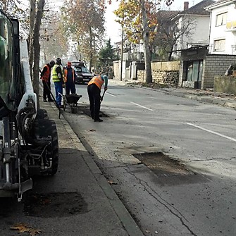 Во Општина Неготино се санираат ударните дупки