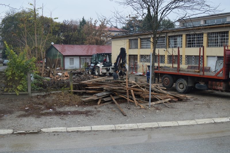 Локална самоуправа Кавадарци / Рушени дивите лимени и дрвени гаражи кај ДТВ Партизан