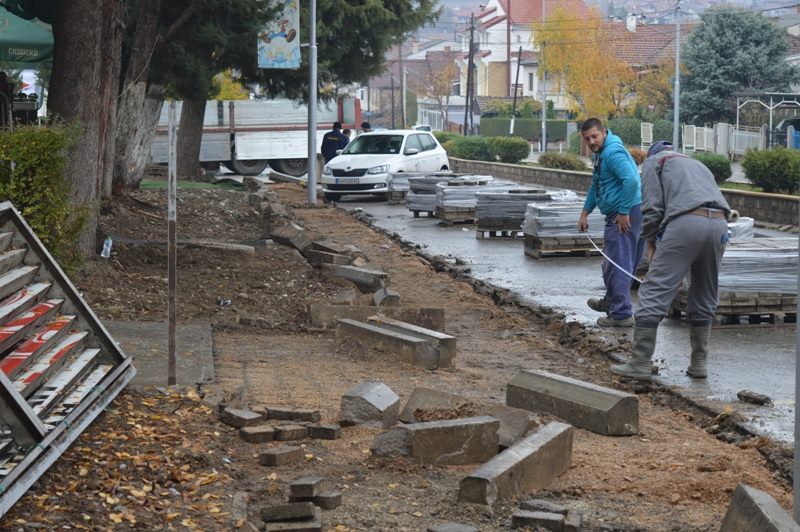 Локaлна самоуправа Kaвадарци / Тротоар и паркиралиште на „Македонија„