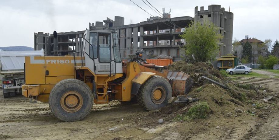 Општината го расчистува просторот кај Судска палата