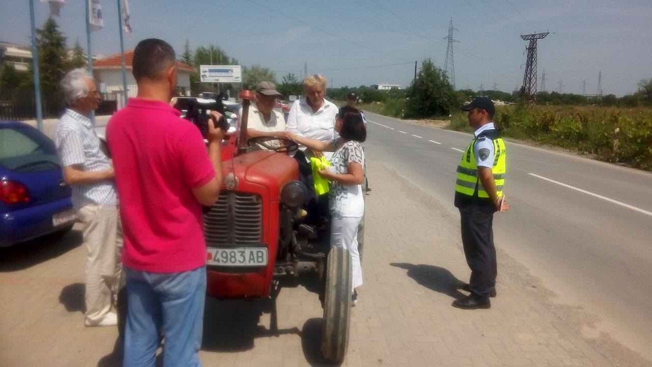 (Видео) Превентивна сообраќајна акција за исправност на трактори