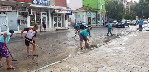 Неготино / Акција за  чистење на градот од наносите 