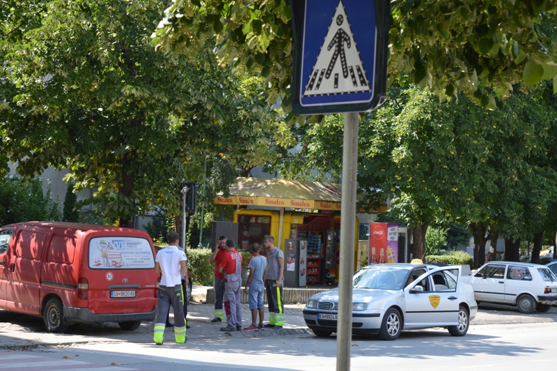 /Фото/ Знаци осветлени со лед светла за  безбедност во сообраќајот