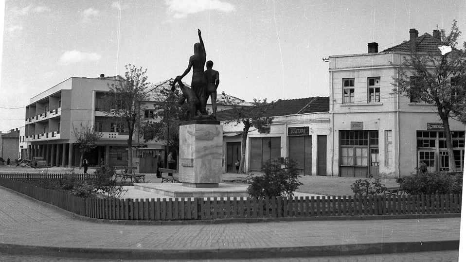 Стари фотографии на Кавадарци-Споменик на Слободата и револуцијата