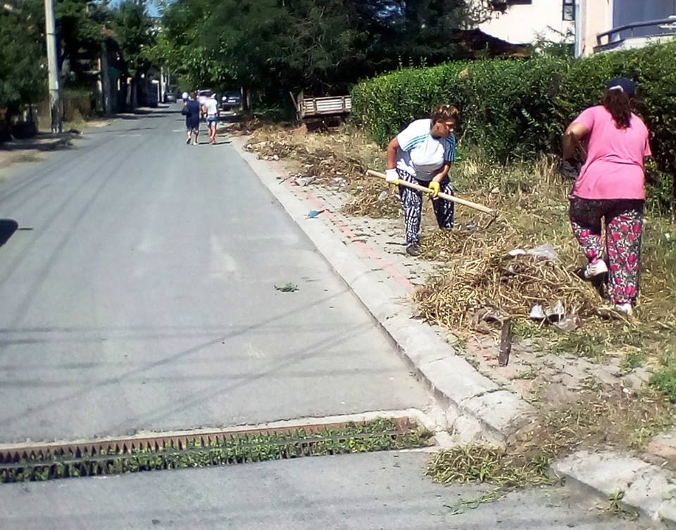 /Фото/ Волонтерите во акција за поубав град