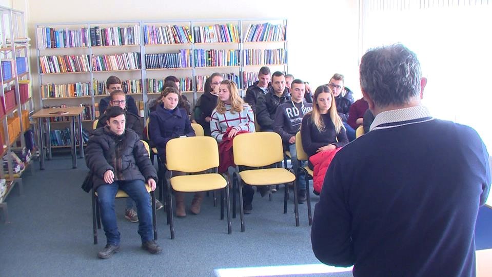 (Видео) Јавен  час по македонски јазик во Библиотеката „Феткин“