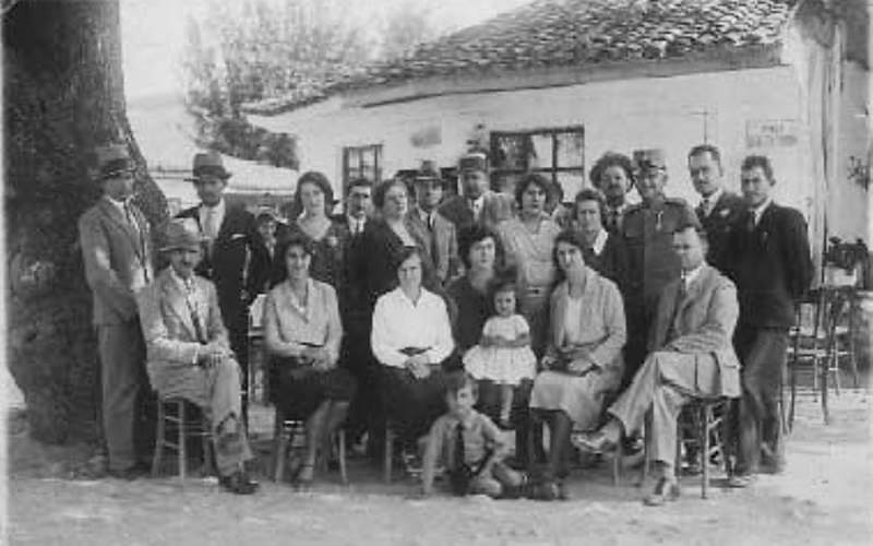 Стари фотографии на Кавадарци-Чорбаџиите со жените и децата