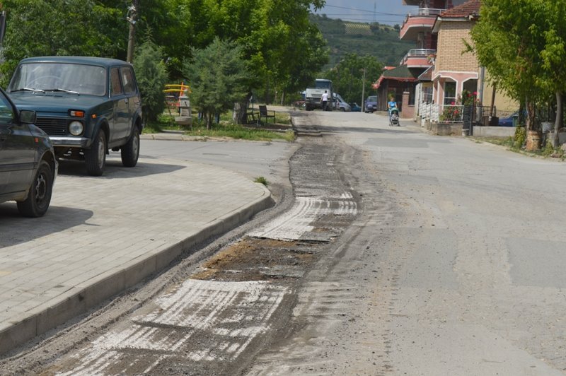 /Фото/ Локална самоуправа/ Ревитализација на дотраен коловоз