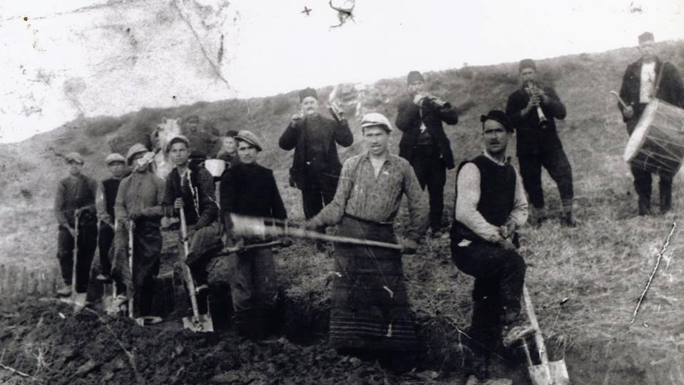 Стари фотографии на Кавадарци- рачно риљање 1932