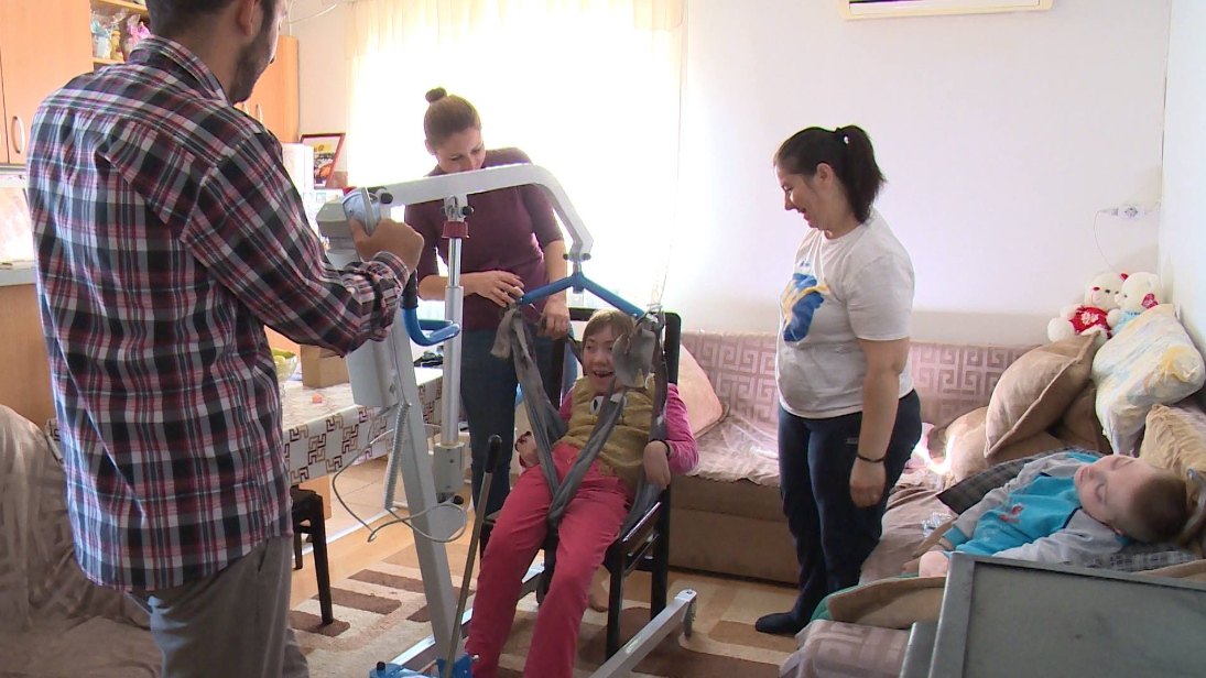 (Видео) Семејството Иванови од Неготино добија кран дигалака