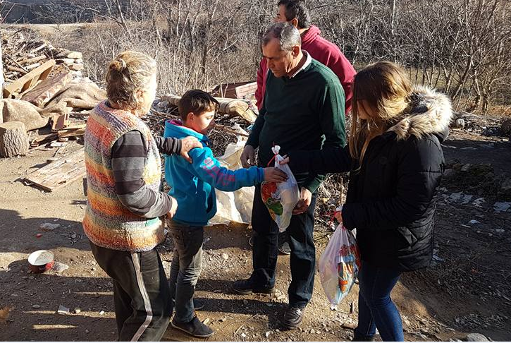 Градоначалникот на Росоман за Бадник донира хуманитарни пакети