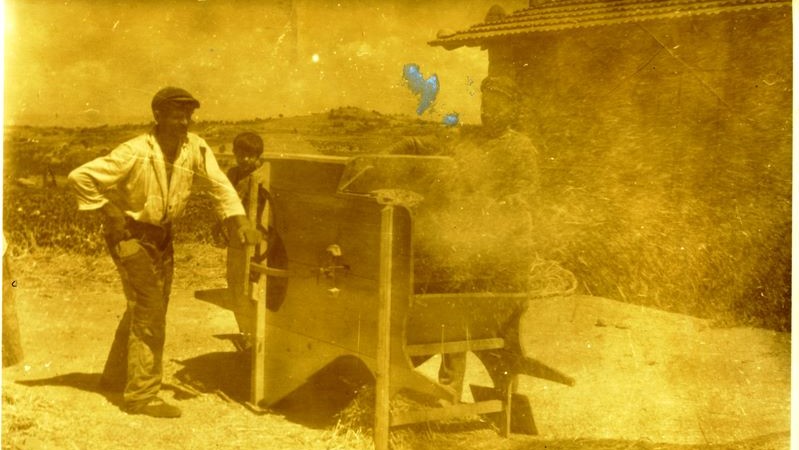 Стари фотографии на Кавадарци-веење пченица 1938 година