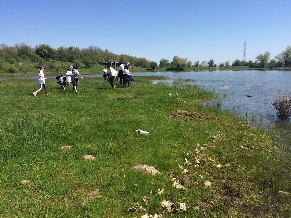 Фото / Природата - загадена од отпадоци