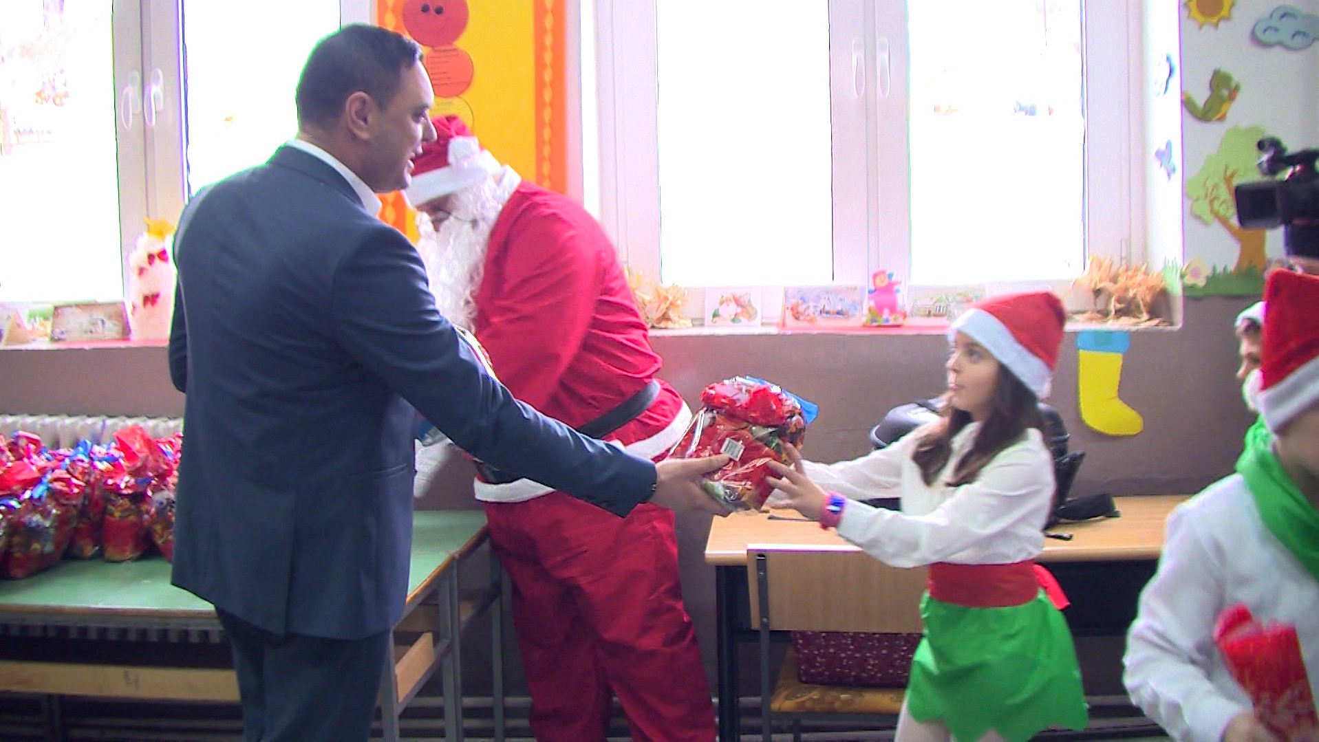 (Видео) Новогодишни средби на градоначалникот со децата