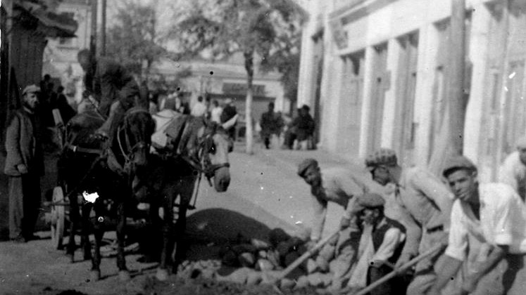 Стари фотографии на Кавадарци-изградба на улици 1950 година 