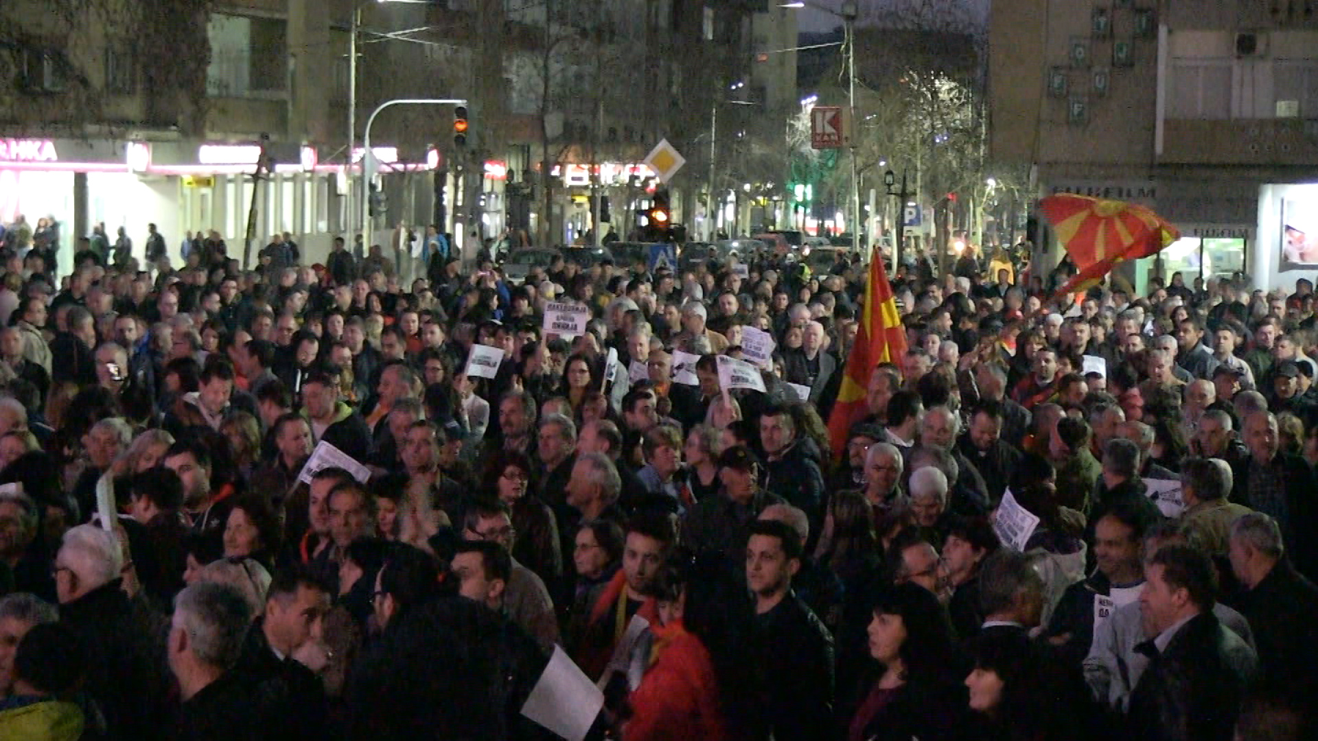 (Видео) Протестен марш во Кавадарци  за единствена Македонија