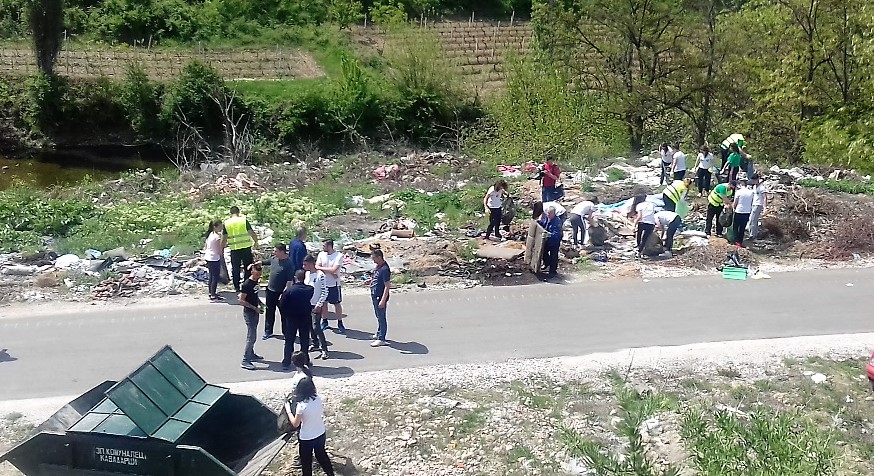 (Видео) 22 април Светски ден на планетата земја  / Еколошка акција на патот Возарци-Брана Тиквешко езеро