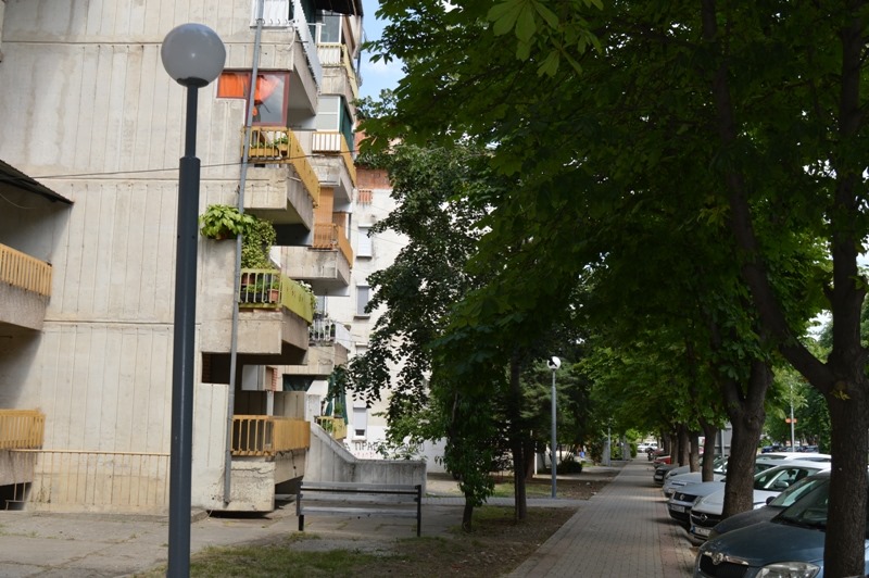 Oпштина Кавадарци / Нови столбови за улично осветлување пред влезовите во зградите „Лепотици“