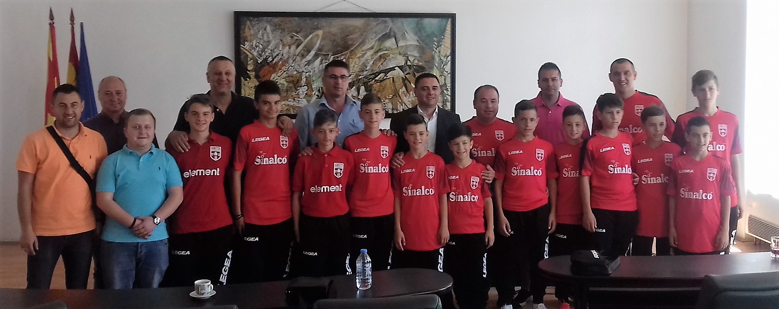 (Видео) Младите фудбалери на ГФК Тиквеш на прием  кај Јанчев и Сакалиев во Собранието