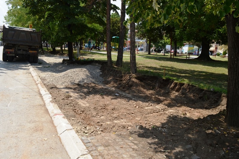 Општина Кавадарци / Паркирање на лесни возила на улиците: „11-ти Октомври“, „Лазо Мицев“ и „Партизанска“. 