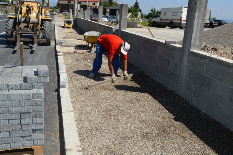 Општина Кавадарци / Се гради тротоар на „Западен булевар„