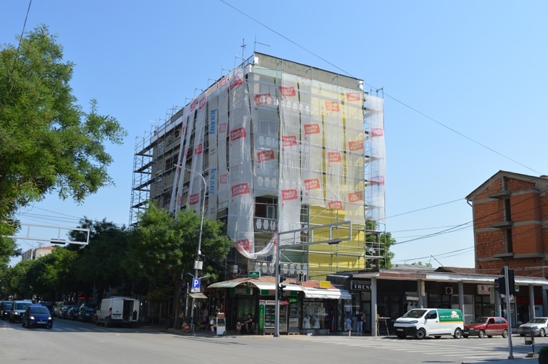 Општина Кавадарци / Се обновува фасадата на зградата кај стара Автобуска