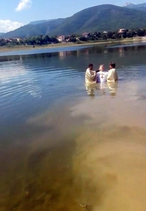 Kрштевање во Тиквешко езеро