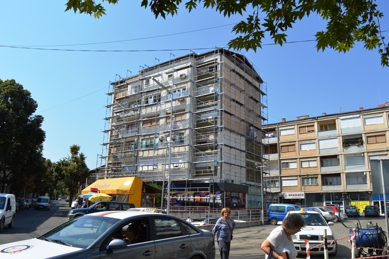 ЛС Кавадарци / Се обновува 7-та фасада на згрaда  во центарот