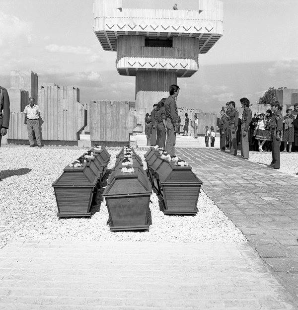 Стари фотографии на Кавадарци-Спомен Костурница 1976 година 