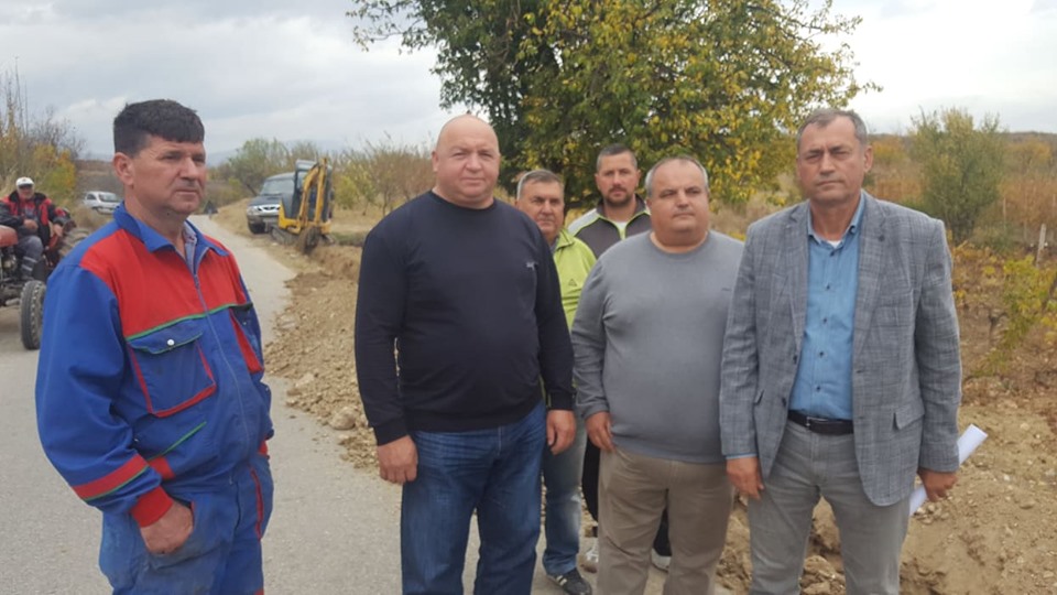 (Видео) АЛТЕРНАТИВНО СНАБДУВАЊЕ СО ВОДА НА СЕЛО МАНСТИРЕЦ