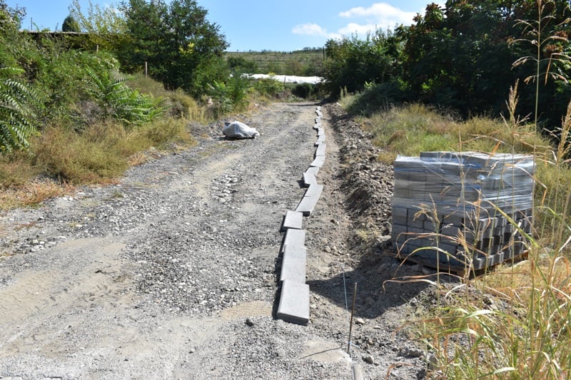 Koмунална изградба / Поплочување на патот до црквата во село Возарци