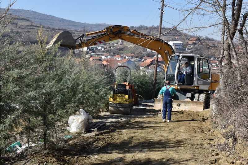 Се гради пристапниот пат кон гробиштата во село Ваташа.