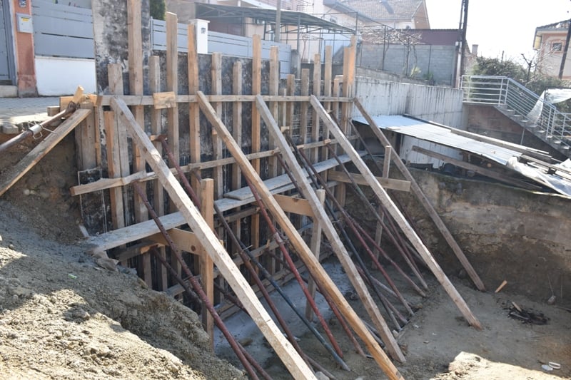ОПШТИНА КАВАДАРИ / Изградба на потпорен ѕид на крак од ул.„Методи Џунов-Џико“.